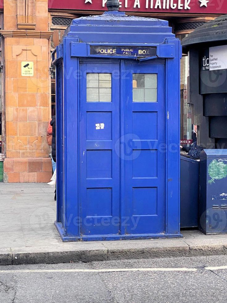 Une vue sur le tardis à l'extérieur de la gare d'Earls Court à Londres photo