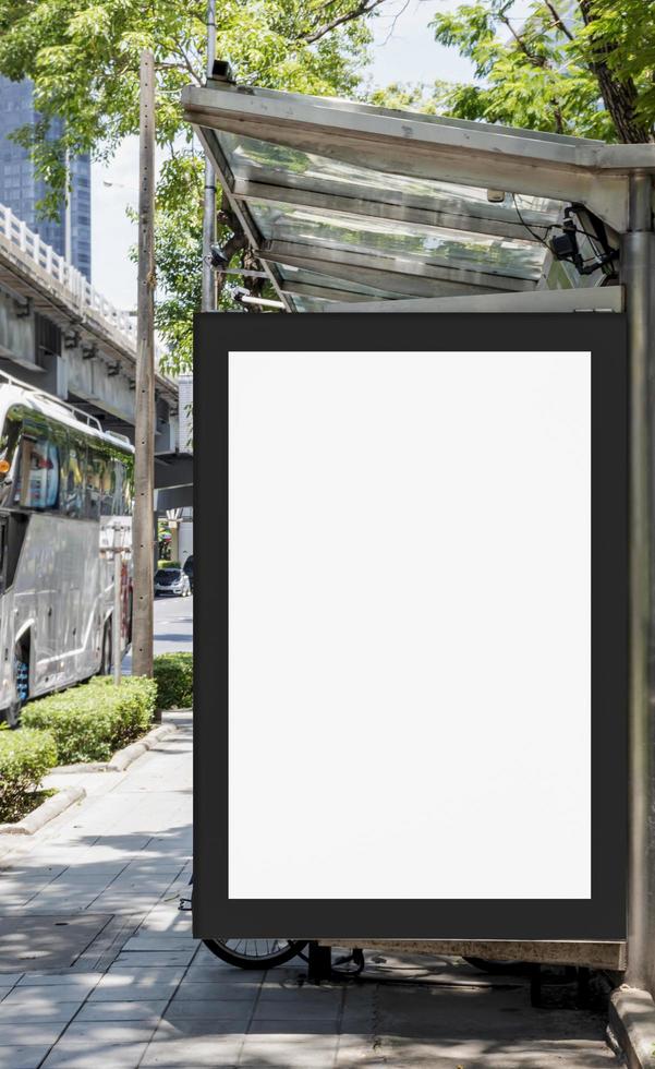 panneau d'affichage extérieur avec écran blanc simulé à l'arrêt de bus et chemin de détourage photo