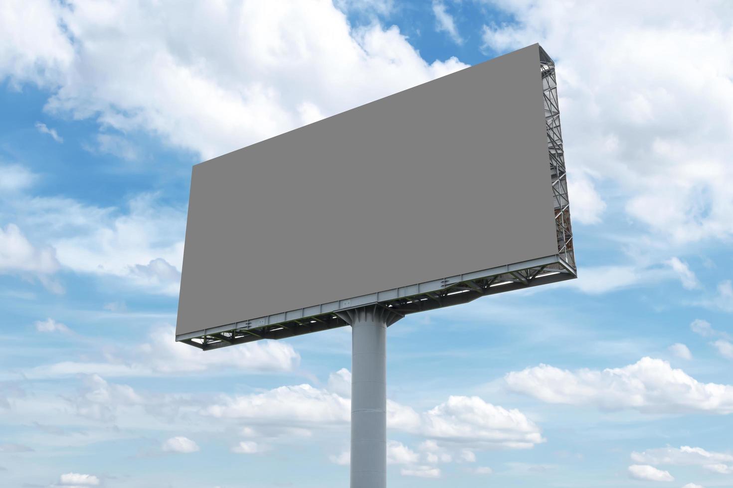 panneau d'affichage extérieur sur fond de ciel bleu avec un tracé de détourage photo