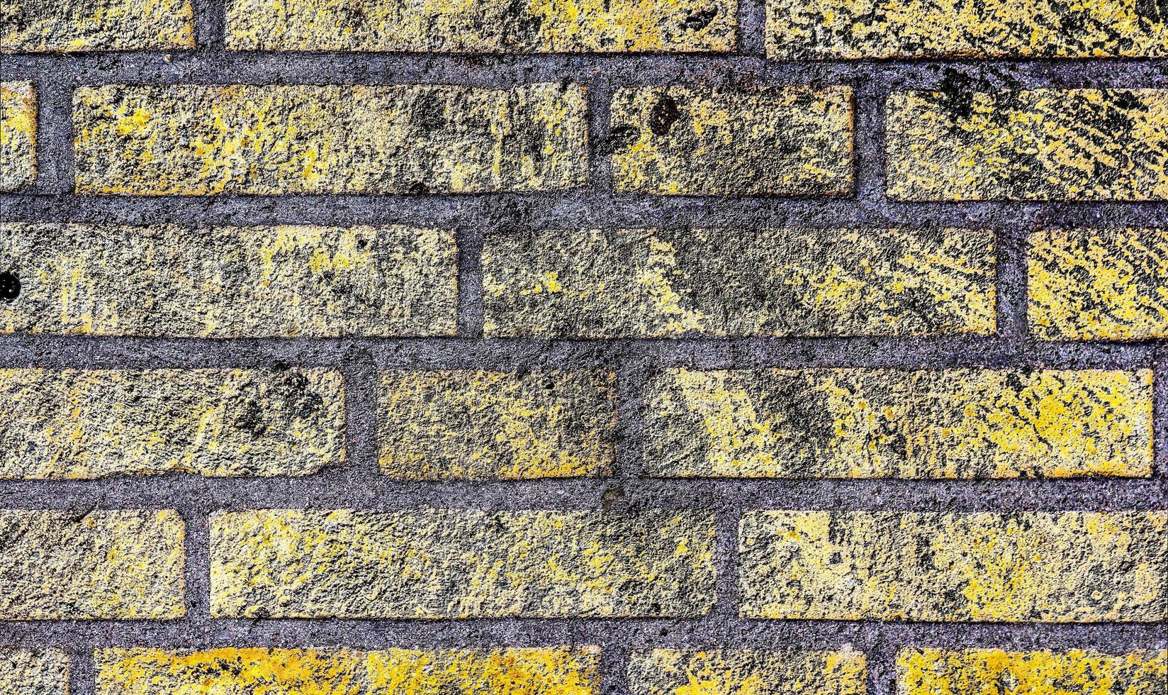 vue rapprochée détaillée sur des murs de briques très anciens et altérés avec des fissures photo