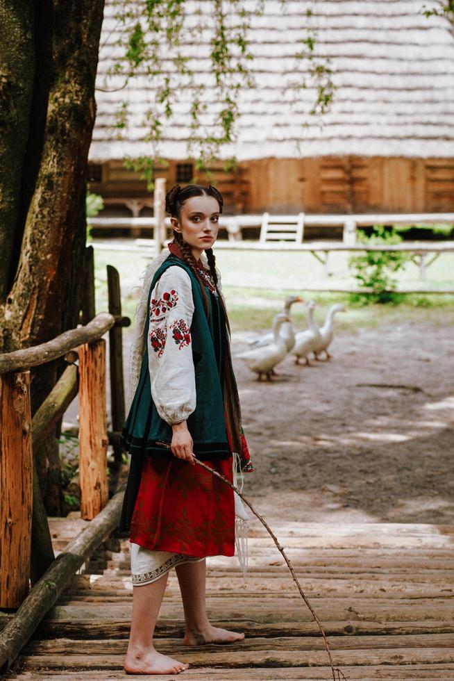 jeune fille marche pieds nus dans une robe brodée traditionnelle photo