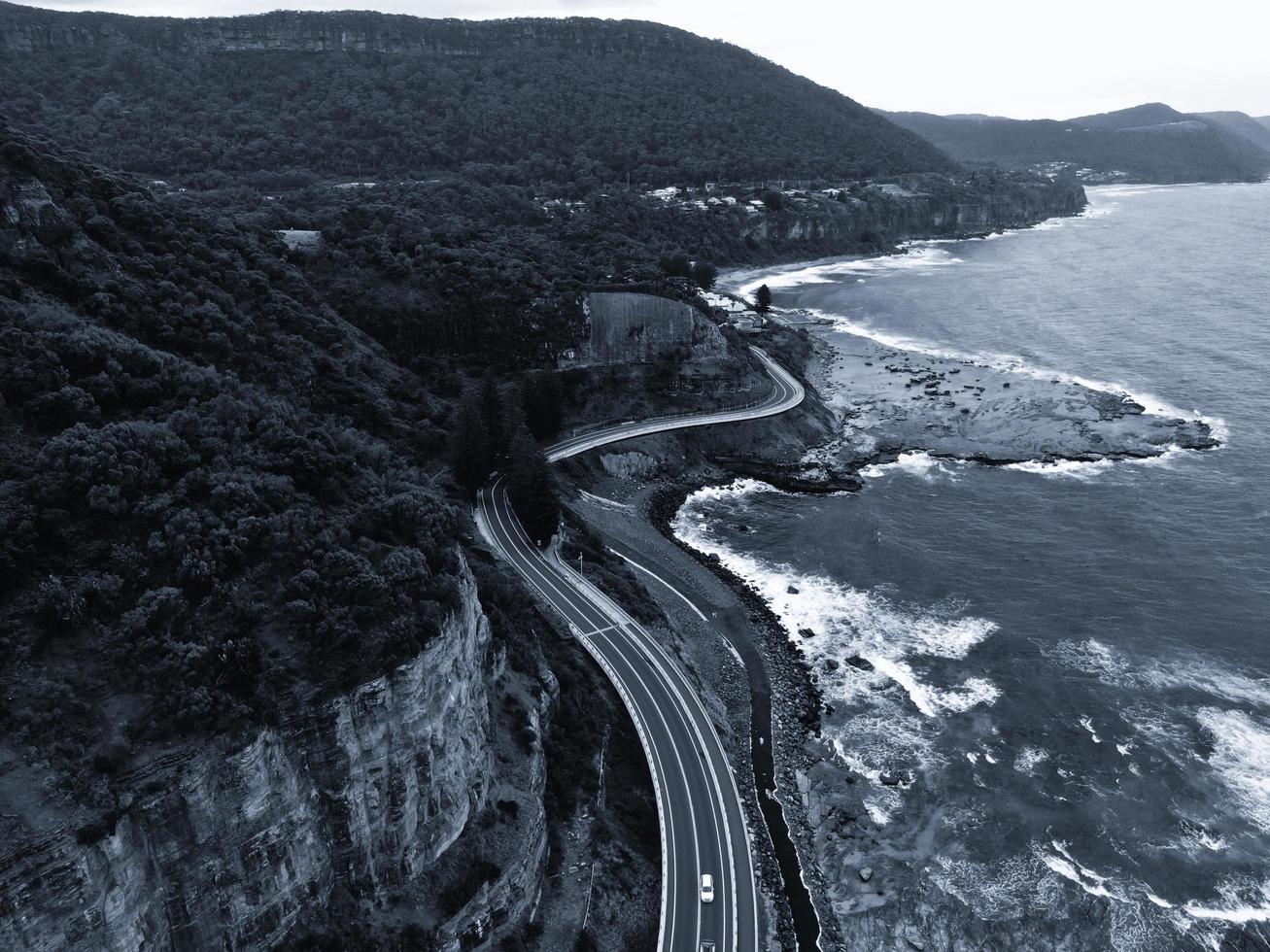 vue aérienne d'une route près des montagnes et de l'océan photo