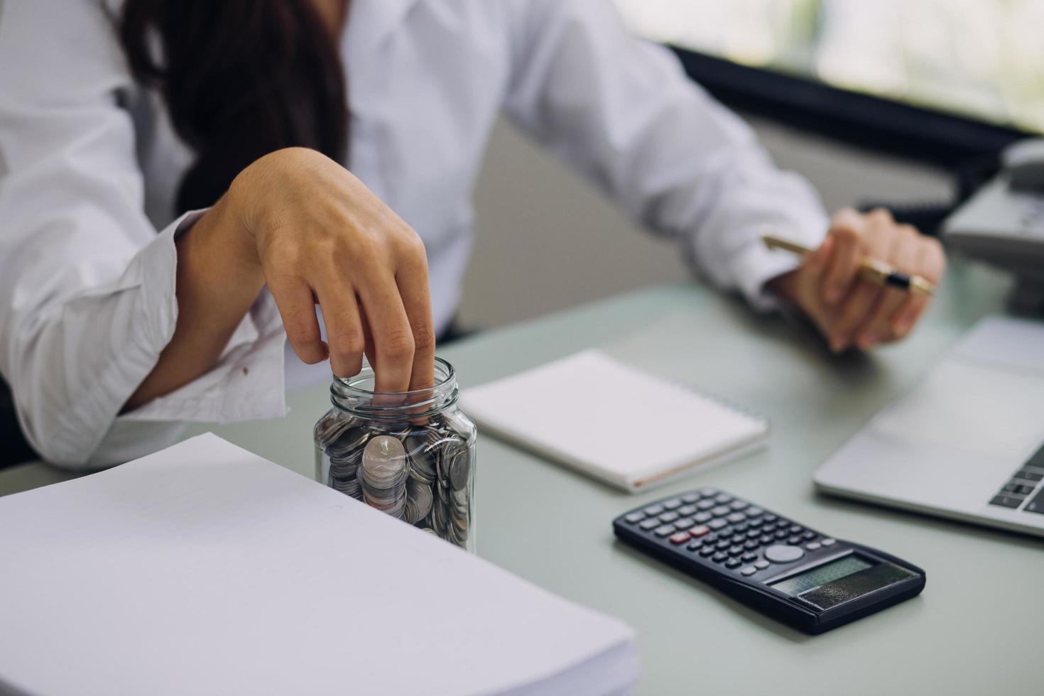 homme d'affaires et équipe analysant la tâche de financement des états financiers. avec téléphone intelligent et ordinateur portable et tablette. notion de gestion de patrimoine photo