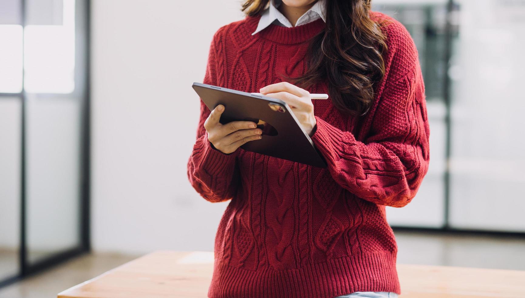 main de femme à l'aide d'un téléphone intelligent et d'un ordinateur portable dans un parc naturel extérieur et un ciel coucher de soleil avec un arrière-plan abstrait clair bokeh. entreprise technologique et concept de travail indépendant. style de couleur de filtre de tonalité vintage. photo