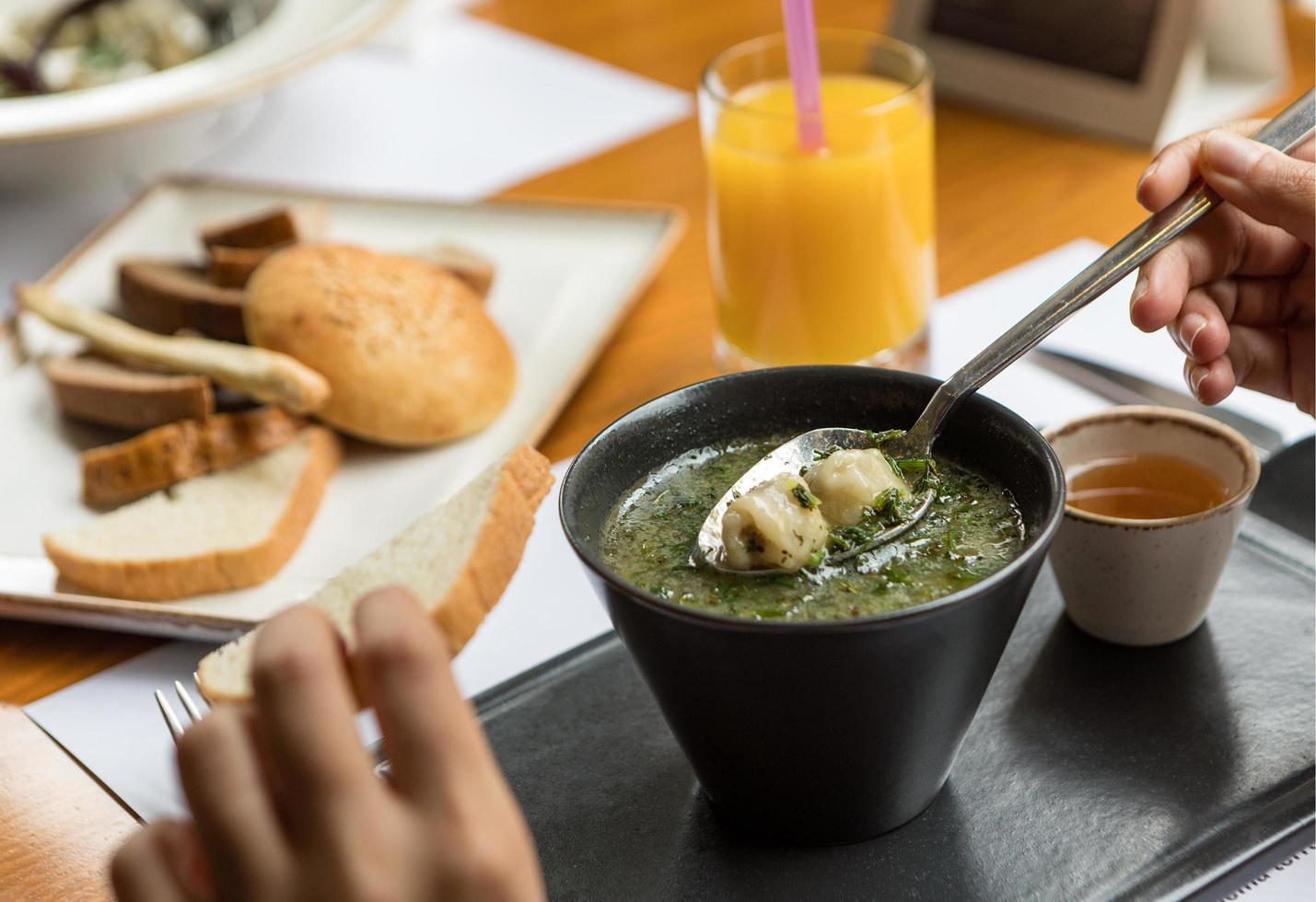 femme, manger, soupe verte, à, sauce photo