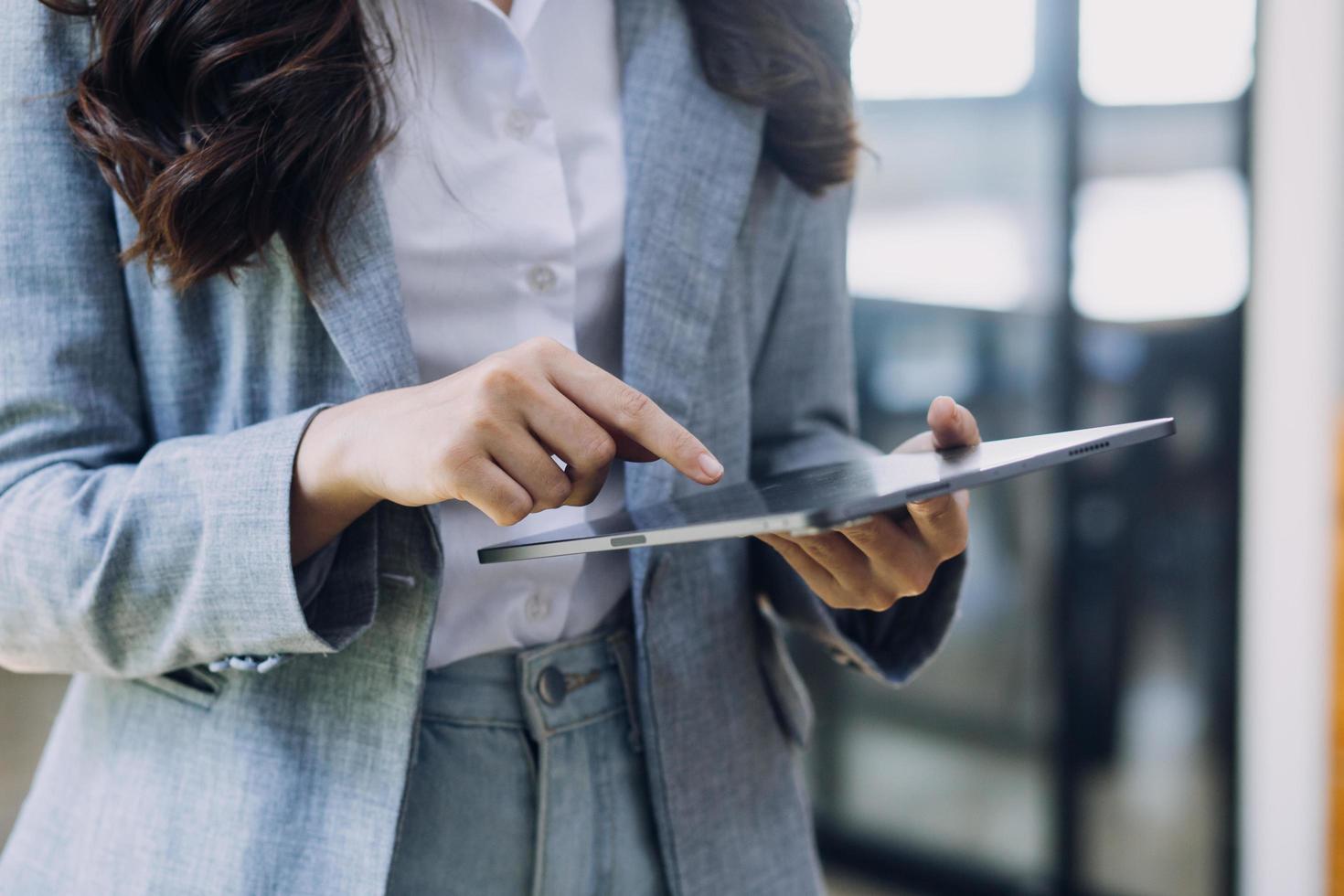 tableau de bord de données d'analyse commerciale kpi. analyste utilisant un ordinateur photo