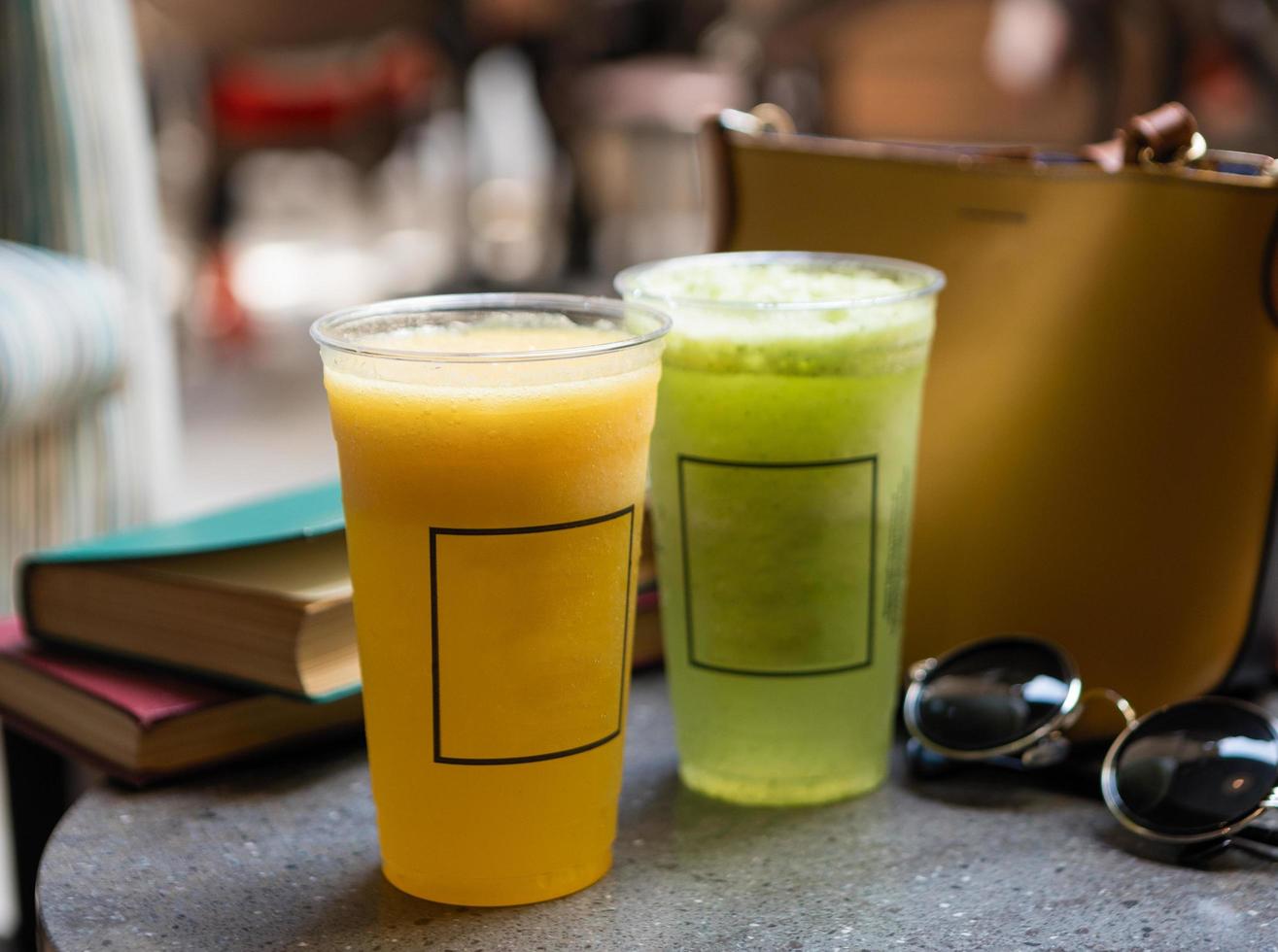 cocktails de fruits sur la table avec des lunettes de soleil et des livres photo