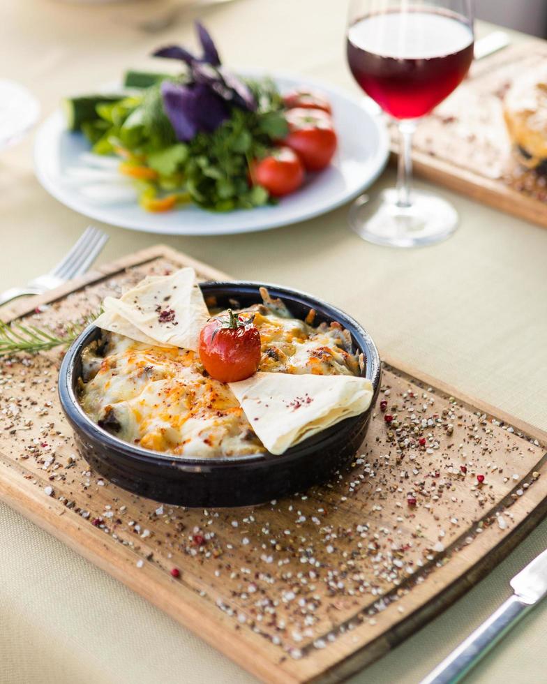 savoureux œuf frit à la tomate, petit déjeuner aux légumes photo