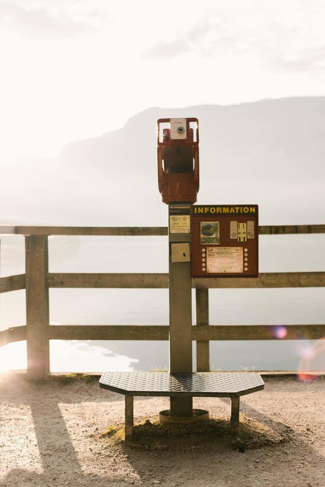 Hallstatt, Autriche, 2020 - télescope à pièces regardant une montagne photo