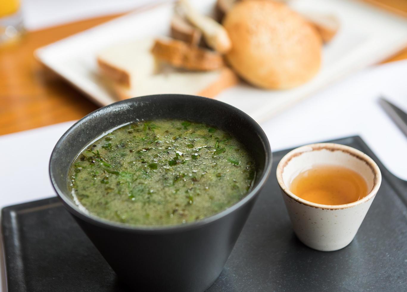 soupe verte avec sauce photo