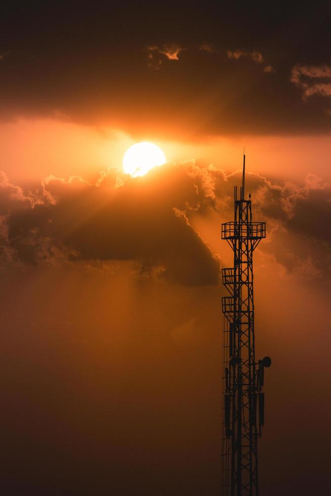 silhouette de la tour au coucher du soleil photo
