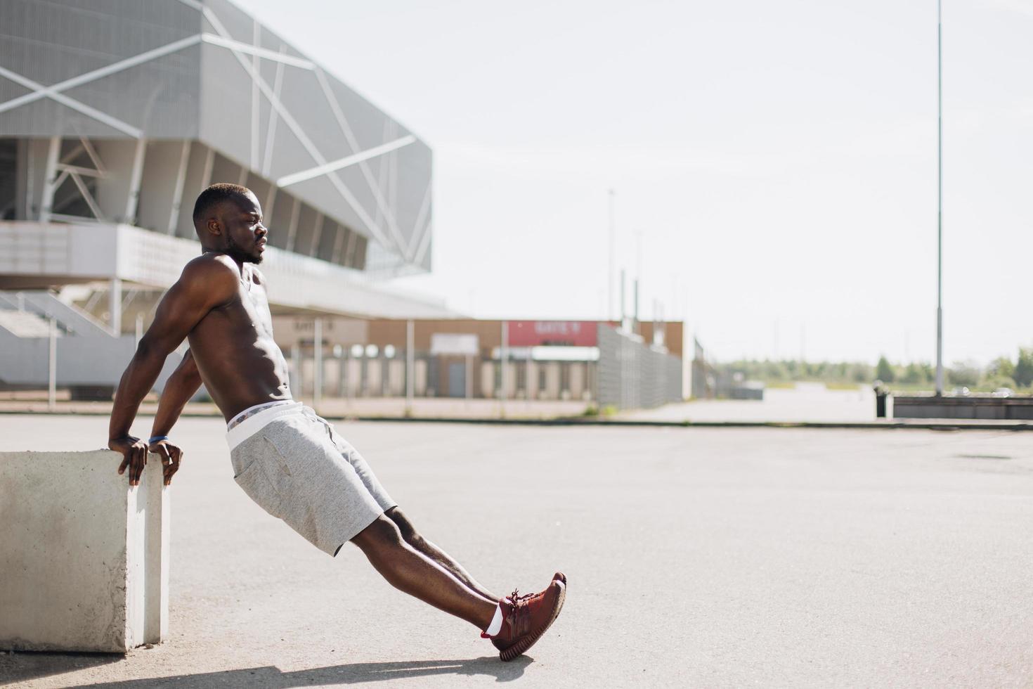 homme afro-américain fait des pompes photo