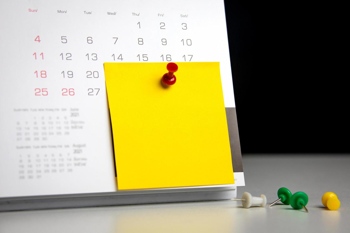 broche sur le calendrier avec des post-it pour l'écriture. concept de rendez-vous date importante notifier un rendez-vous avec votre médecin ou planifier une réunion avec un espace de copie pour la conception d'entreprise photo