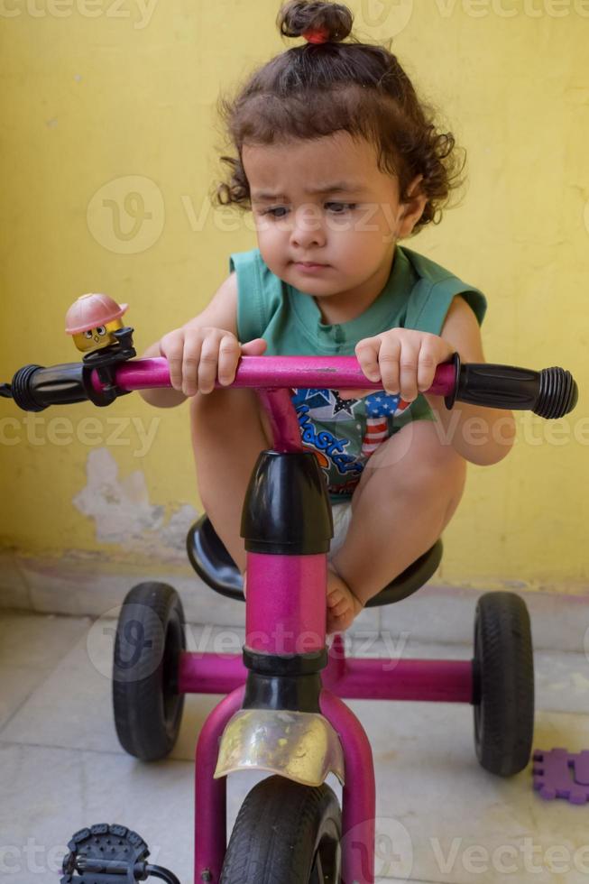 mignon petit garçon shivaay sapra au balcon de la maison pendant l'été, doux petit garçon photoshoot pendant la lumière du jour, petit garçon appréciant à la maison pendant la séance photo