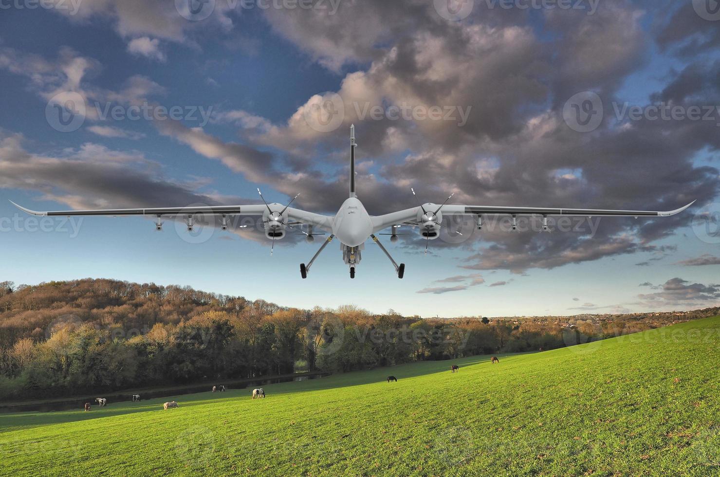 véhicule aérien sans pilote bayraktar akinci volant dans le ciel dans une nature luxuriante par temps nuageux. photo