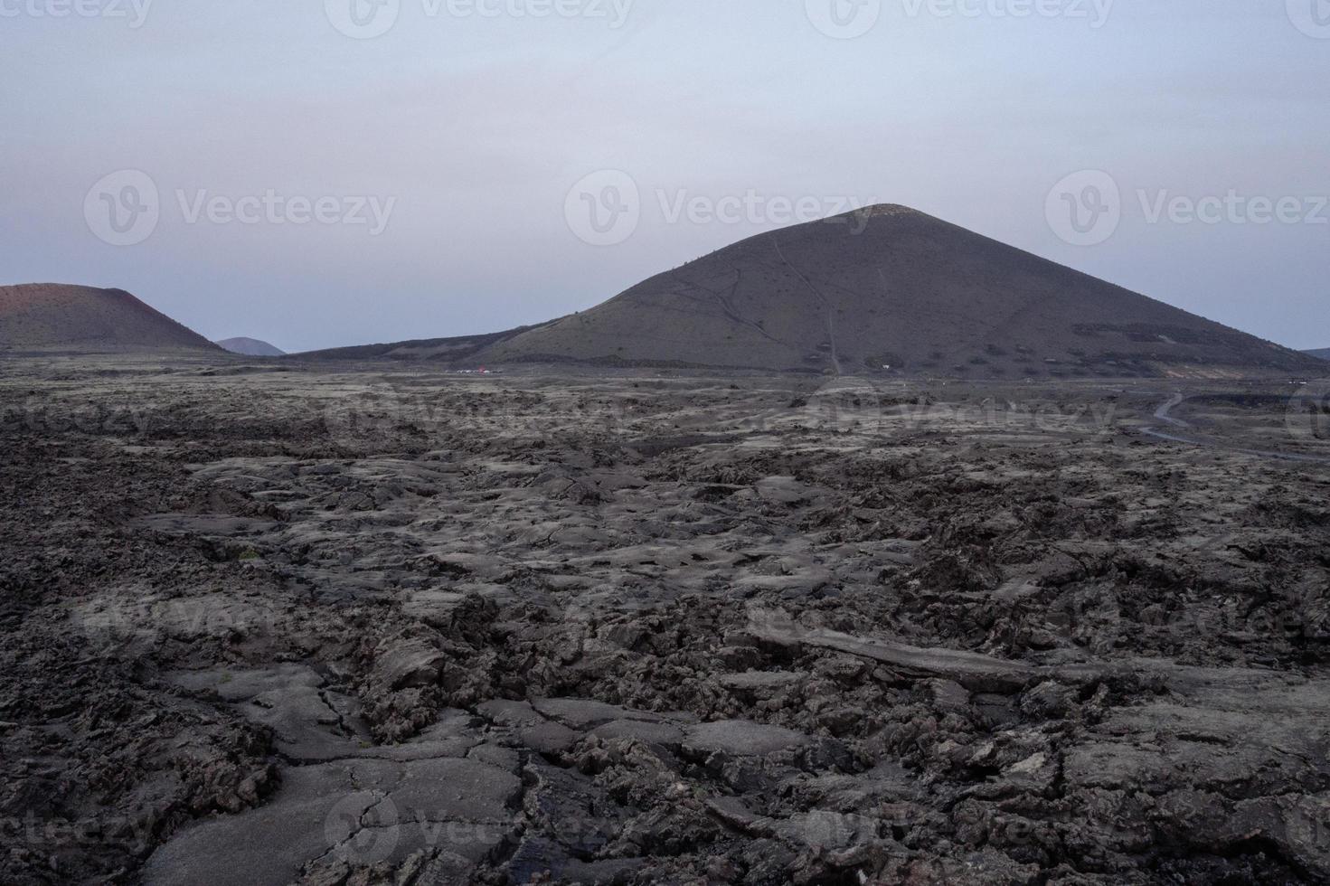 cratère de la caldeira du volcan. volcan el cuervo photo