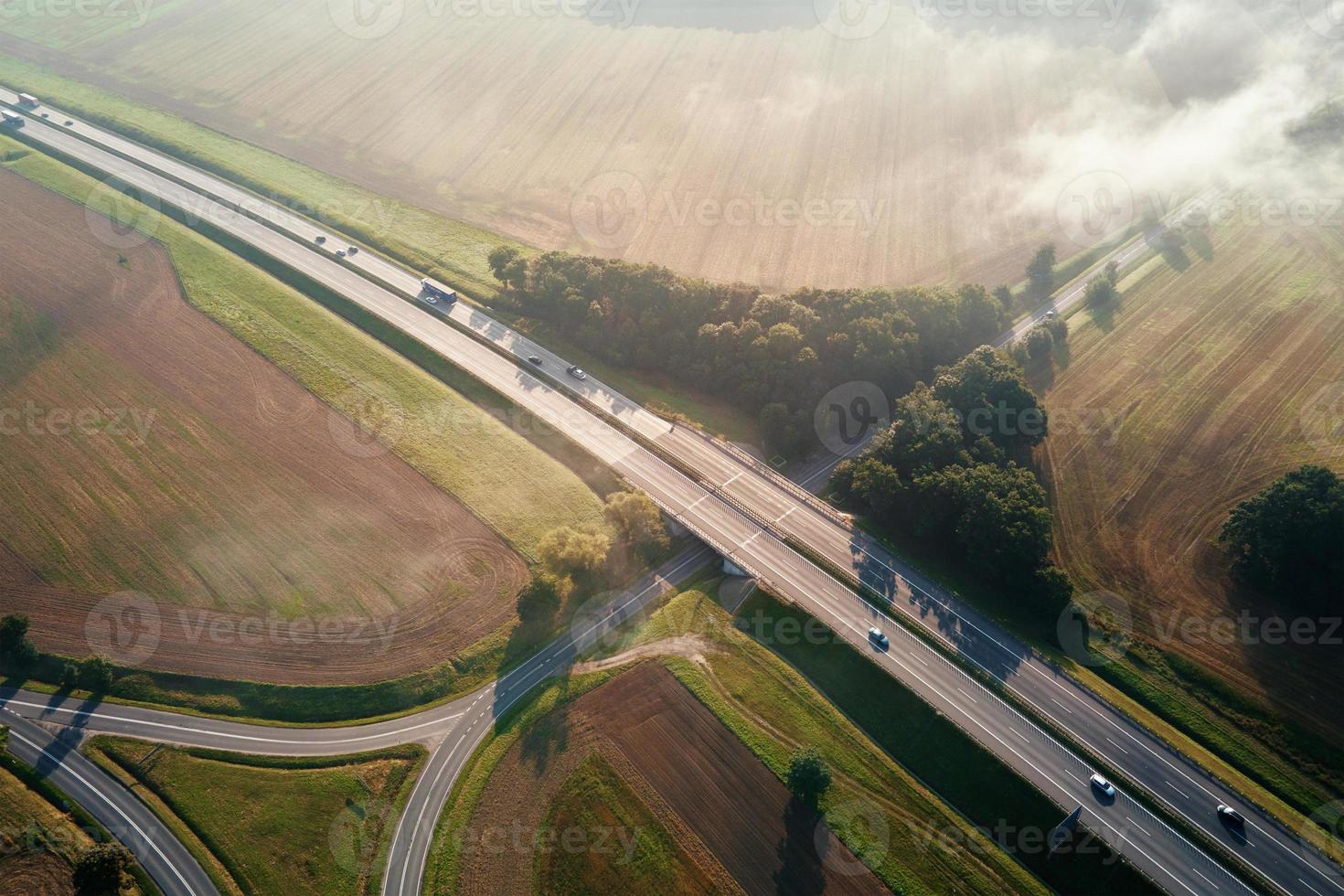 circulation automobile sur l'autoroute le jour d'été, vue aérienne photo