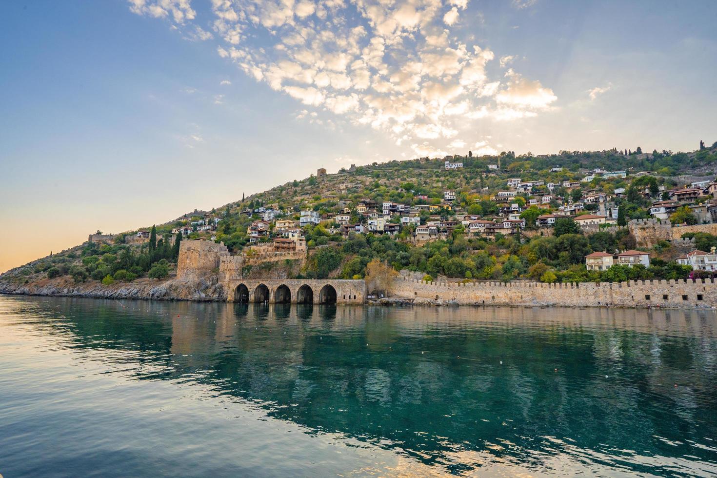 belle vue sur les lieux historiques depuis le bateau. voyage en bateau photo