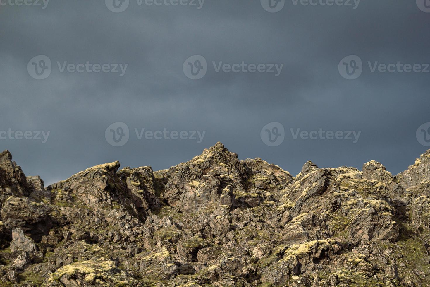 pentes de montagne avec photo de paysage de ciel couvert