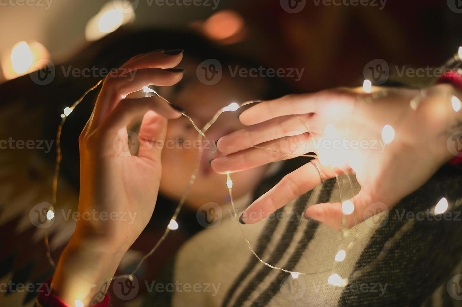 gros plan des mains féminines avec photo de concept de lumières décoratives