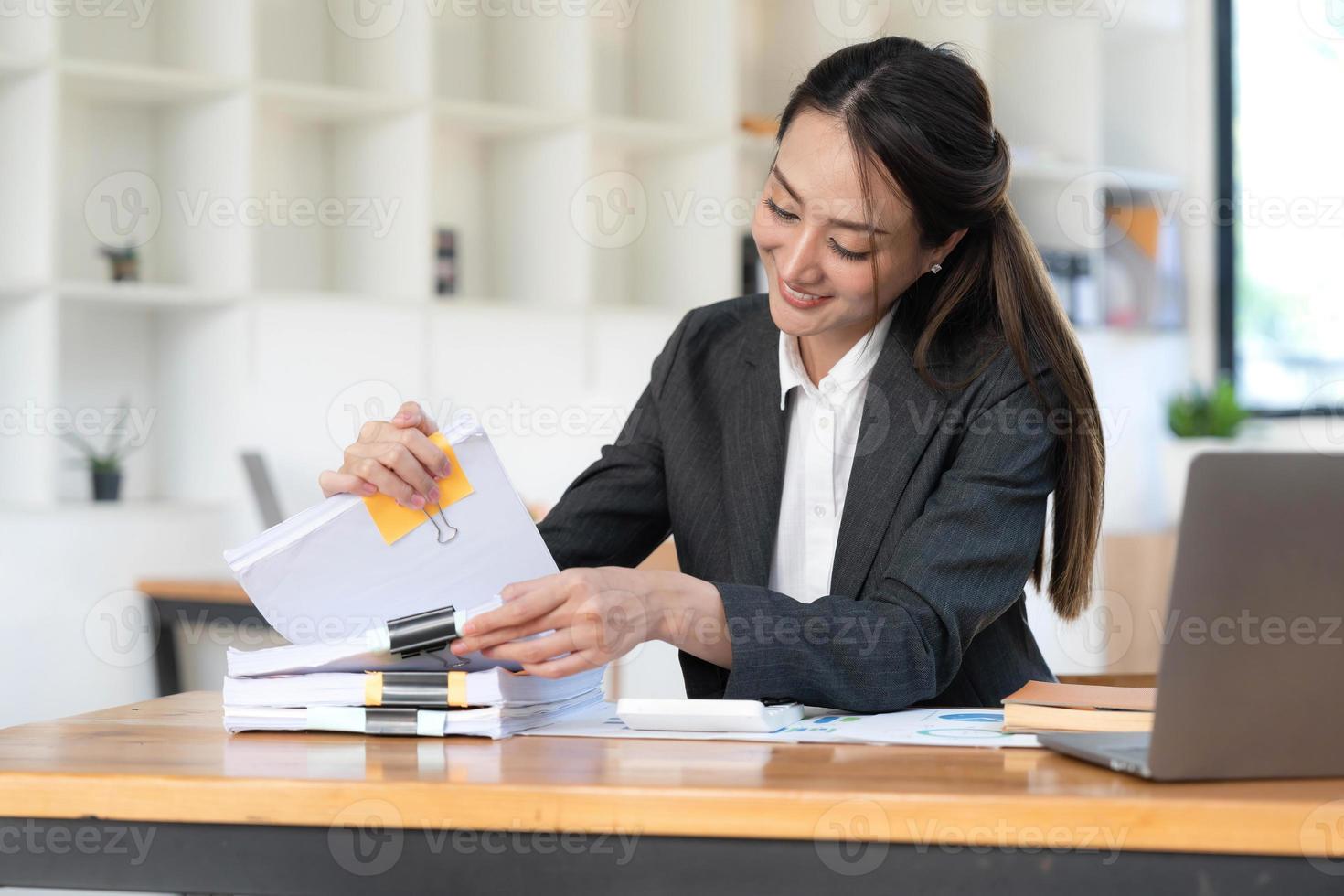 documents d'affaires, auditeur femme d'affaires vérifiant le document de recherche juridique préparer des documents ou un rapport pour analyse temps d'impôt, documents comptables données contrat partenaire traiter au bureau du lieu de travail photo