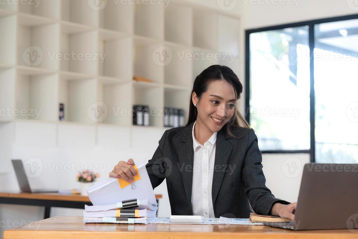 documents d'affaires, auditeur femme d'affaires vérifiant le document de recherche juridique préparer des documents ou un rapport pour analyse temps d'impôt, documents comptables données contrat partenaire traiter au bureau du lieu de travail photo