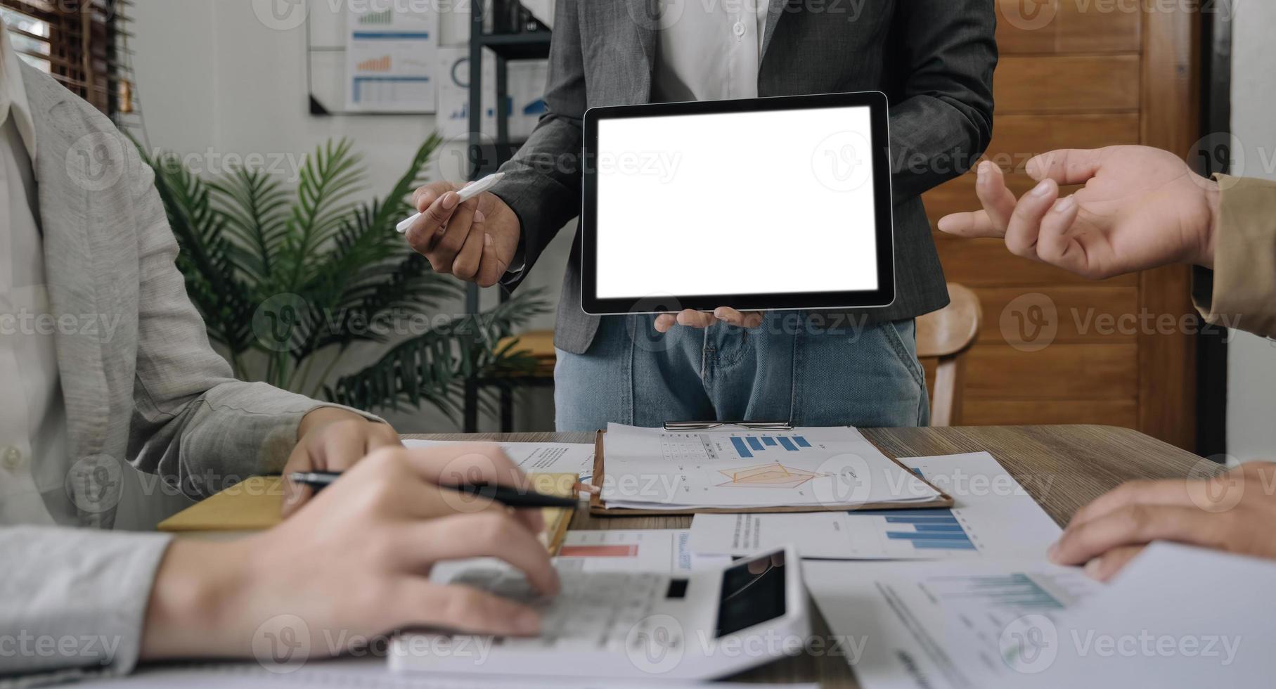 financier de l'entreprise, un comptable discutant avec un partenaire se réunit pour auditer les ventes de planification financière afin d'atteindre les objectifs fixés l'année prochaine. notion de marché boursier. photo