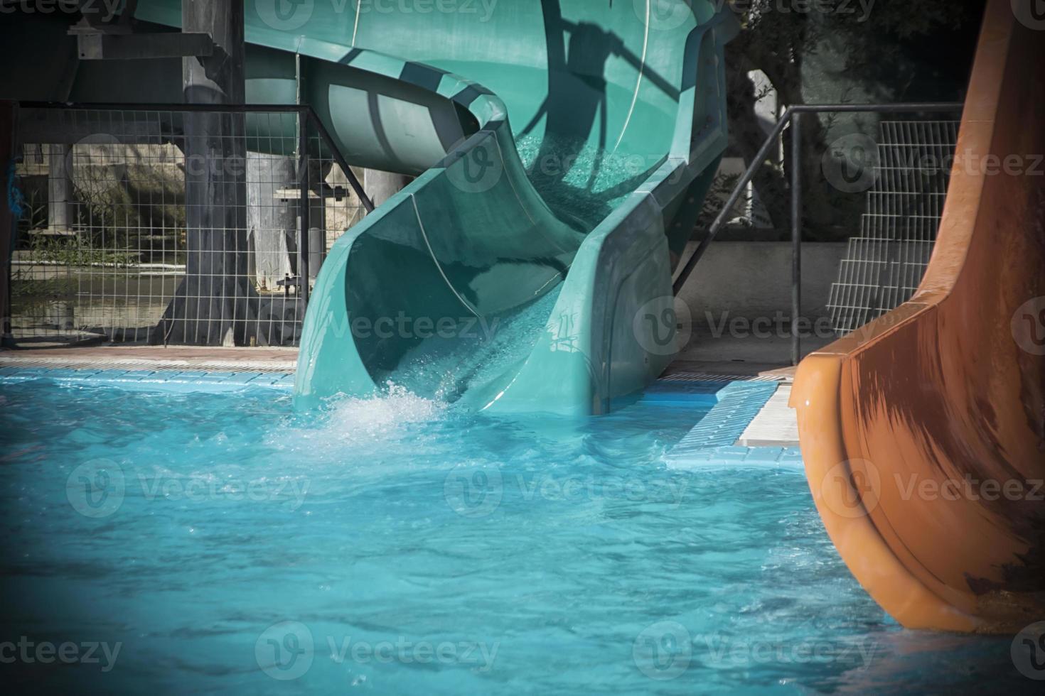 détails des toboggans bleus et oranges dans un parc aquatique photo