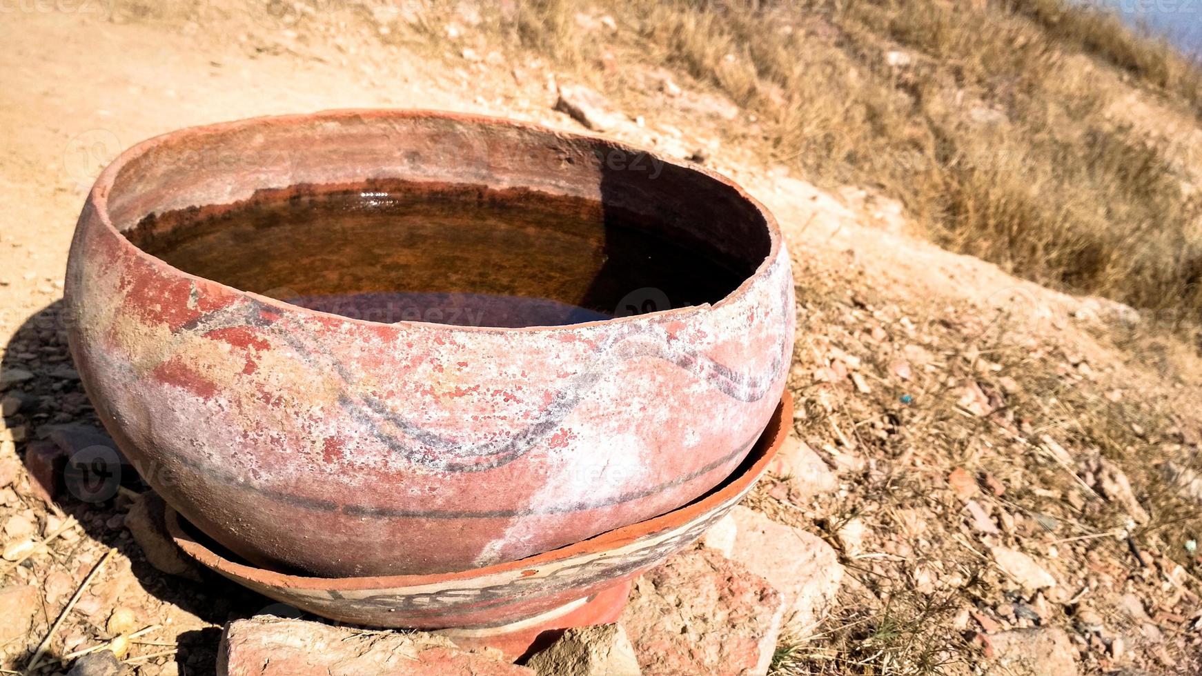 de l'eau dans un pot en argile pour les oiseaux à boire en été photo