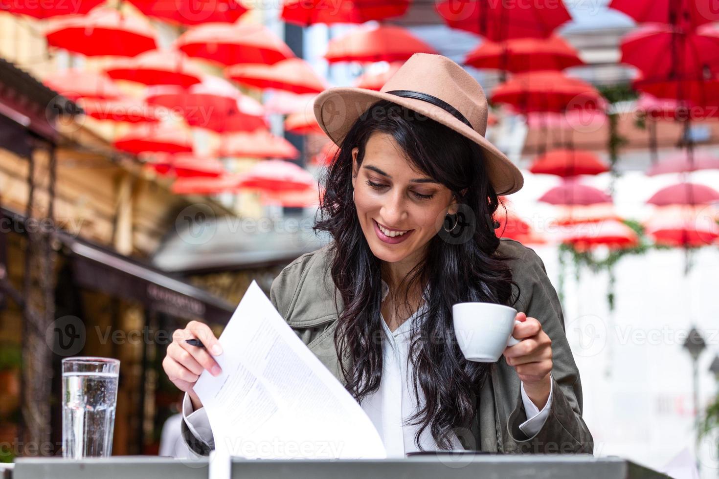 jeune femme d'affaires travaille dans une cafétéria pendant sa pause. étudiant étudiant du café. appréciant le travail du café. faire des affaires depuis un café photo