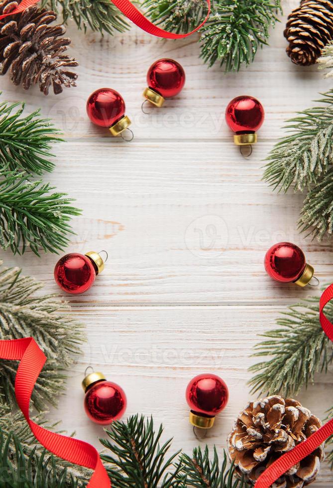 décoration de noël avec ruban rouge faisant un cadre avec espace de copie. photo