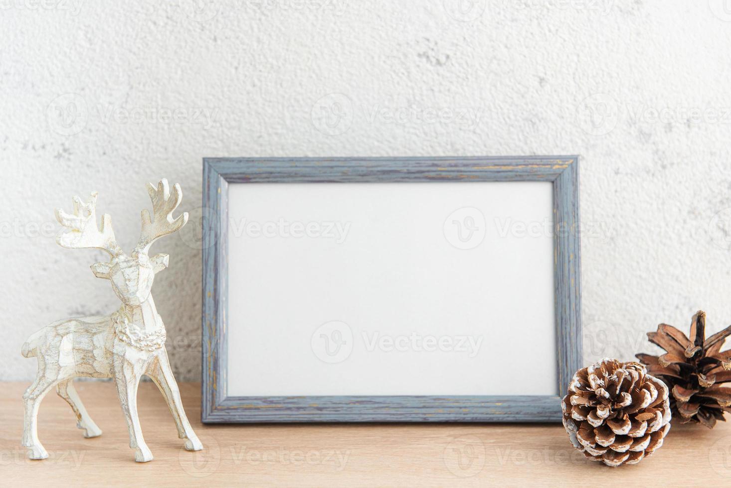 maquette de cadre en bois blanc vierge avec des décorations de noël photo