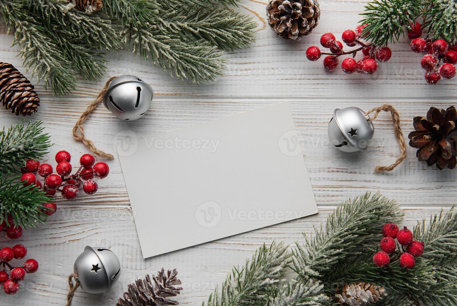 fond de noël avec sapin et décor. vue de dessus avec espace de copie photo