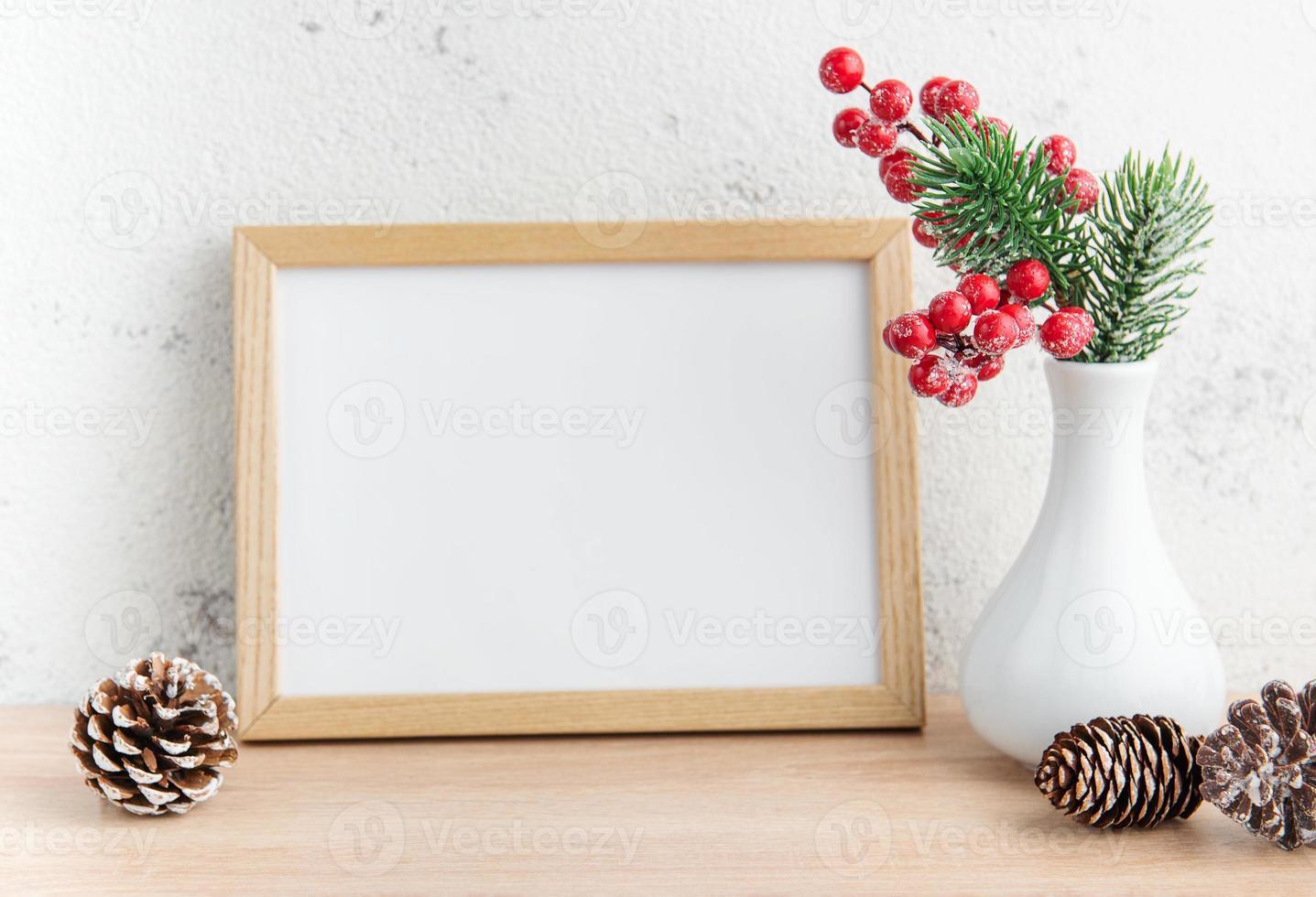 maquette de cadre en bois blanc vierge avec des décorations de noël photo