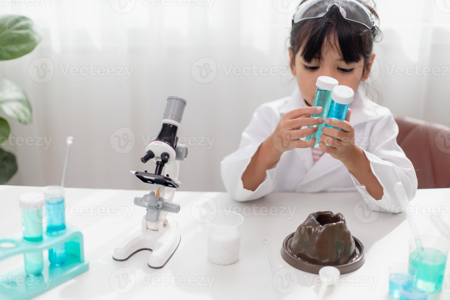 concept d'éducation, de science, de chimie et d'enfants - enfants ou étudiants avec expérience de fabrication de tubes à essai au laboratoire de l'école photo