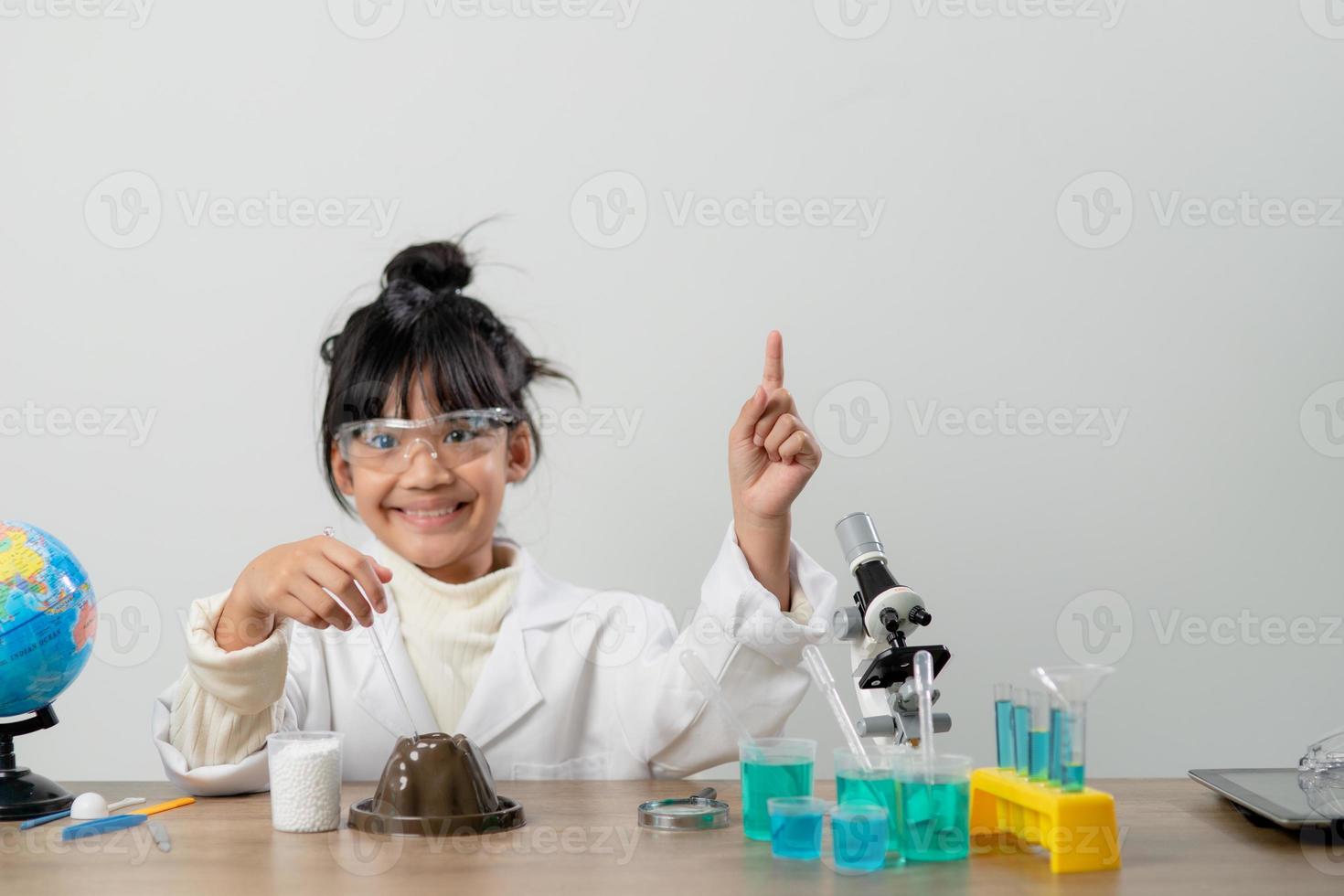 concept d'éducation, de science, de chimie et d'enfants - enfants ou étudiants avec expérience de fabrication de tubes à essai au laboratoire de l'école photo