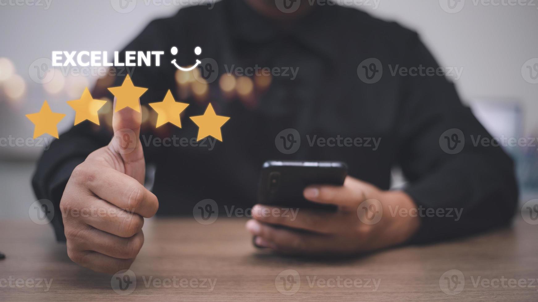 la main du client avec une icône de rétroaction de cinq étoiles en or et un excellent classement de niveau de presse pour donner le meilleur point de score pour examiner le service, le concept d'entreprise photo