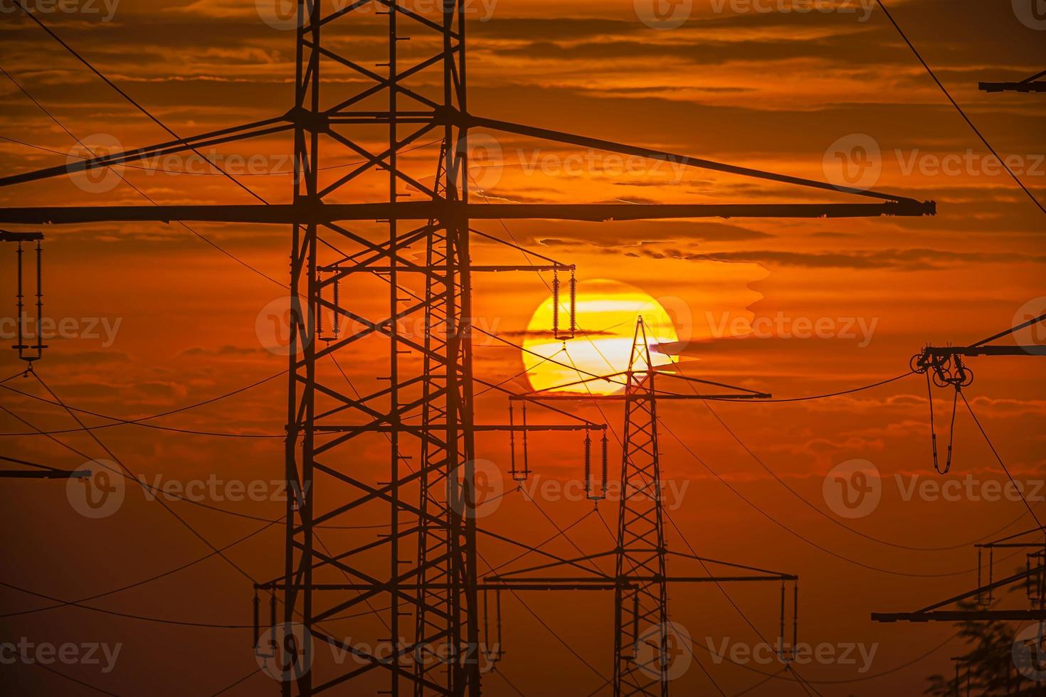 poteaux électriques au soleil du soir photo