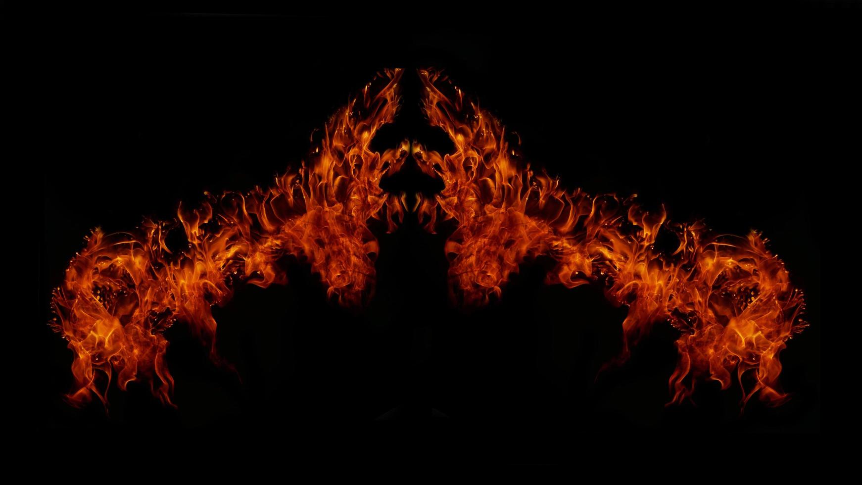 une belle flamme en forme comme imaginé. comme de l'enfer, montrant une ferveur dangereuse et fougueuse, fond noir photo