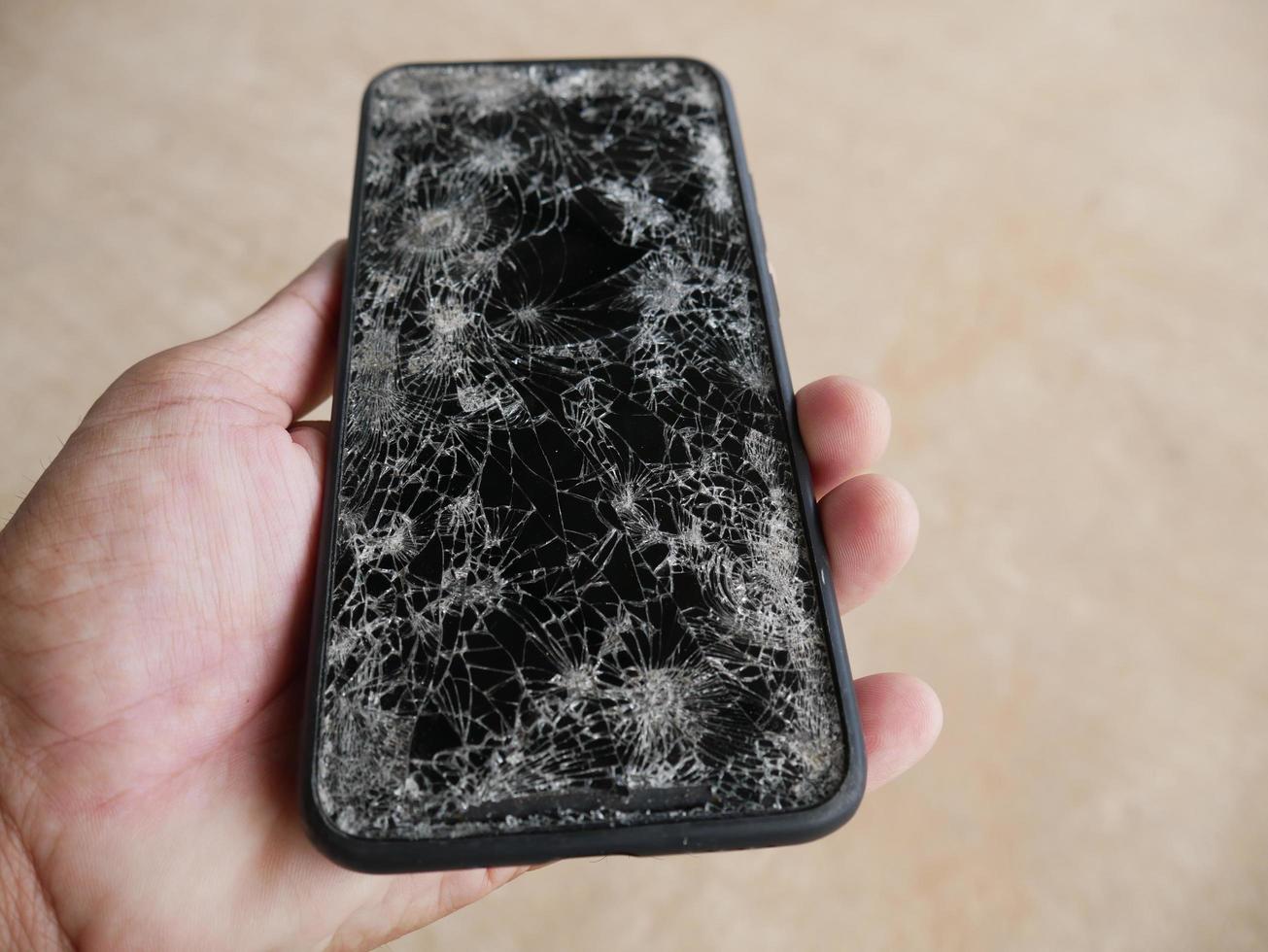 le smartphone a heurté le sol, il est tombé dans une fissure. photo