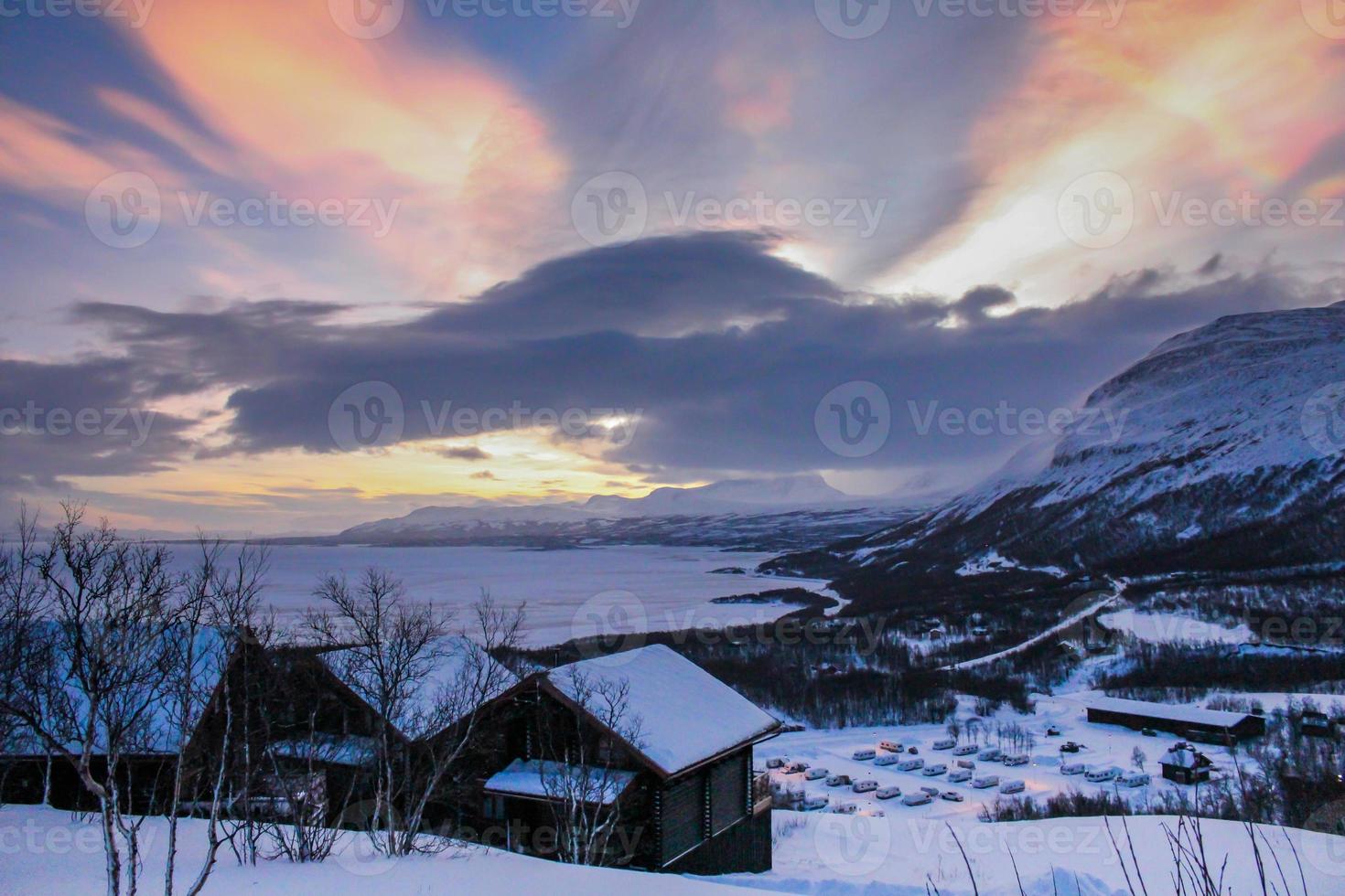 chalets de vacances dans la neige d'hiver en suède photo