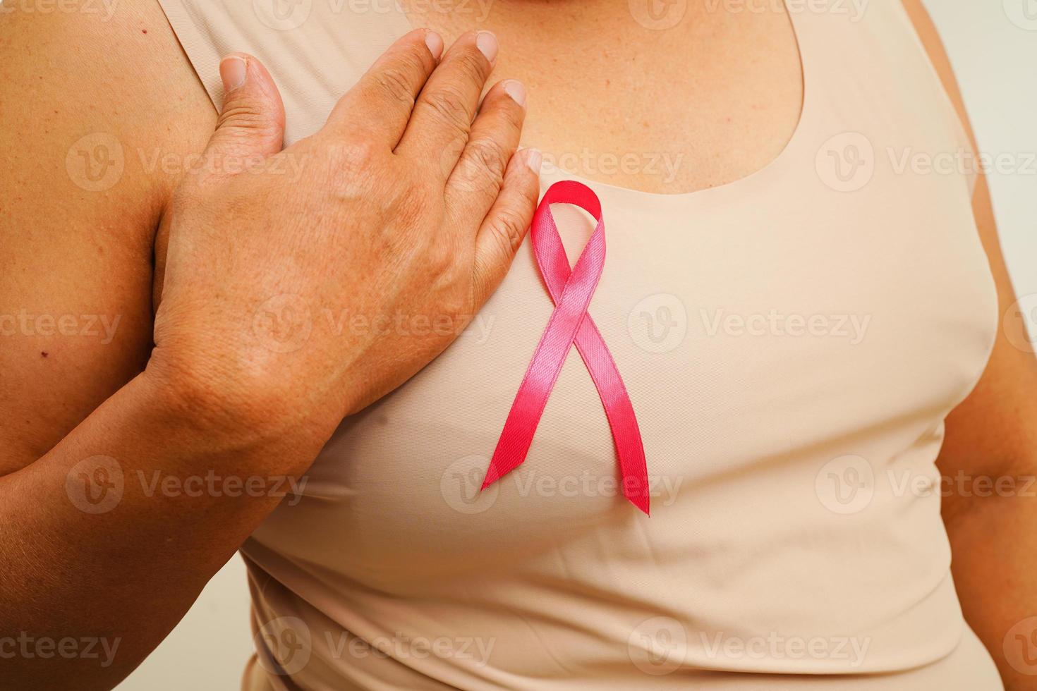 femme asiatique avec ruban rose, journée mondiale du cancer du sein en octobre. photo