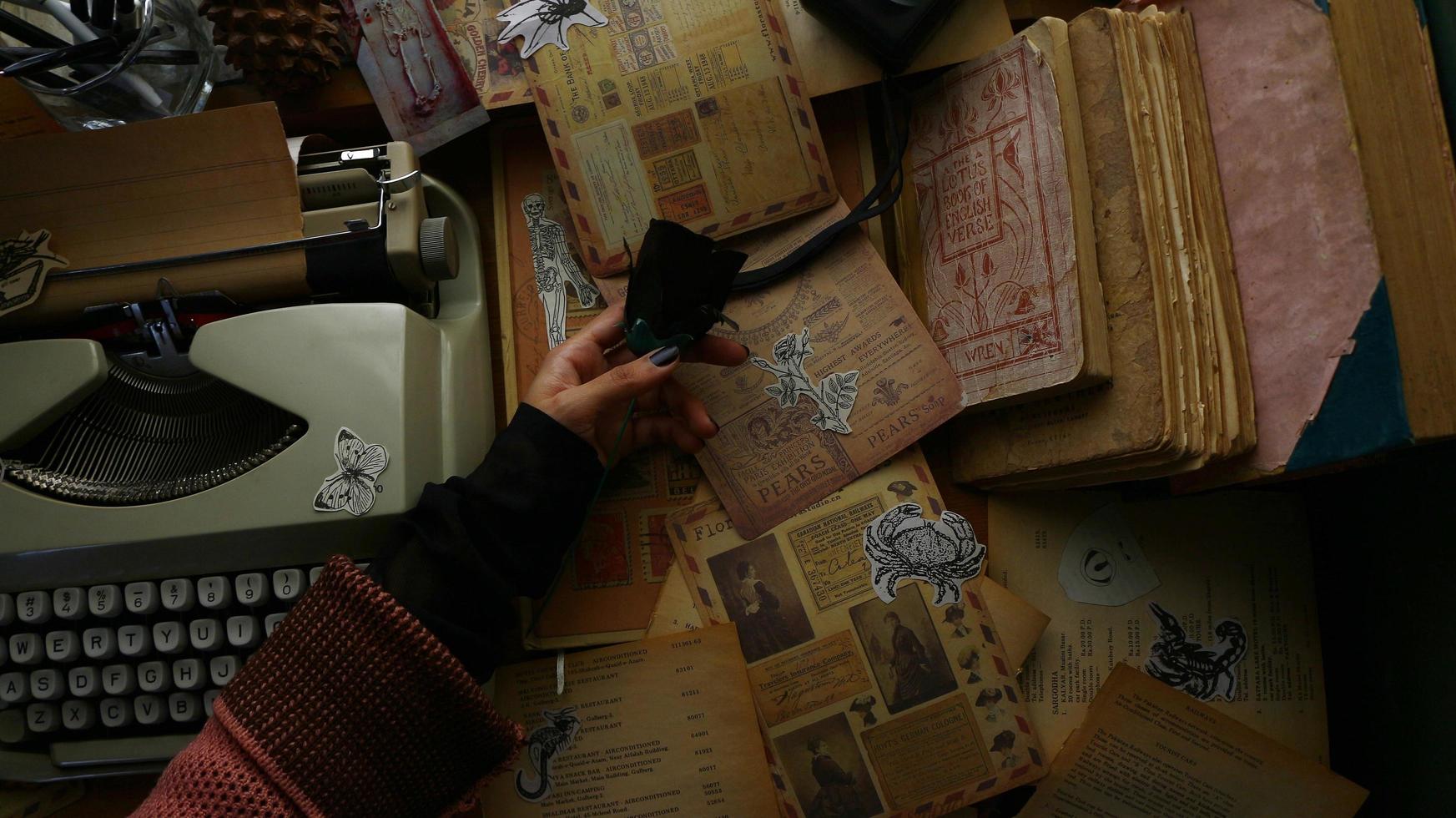 cadre de bureau vintage avec vieux livres et machine à écrire photo