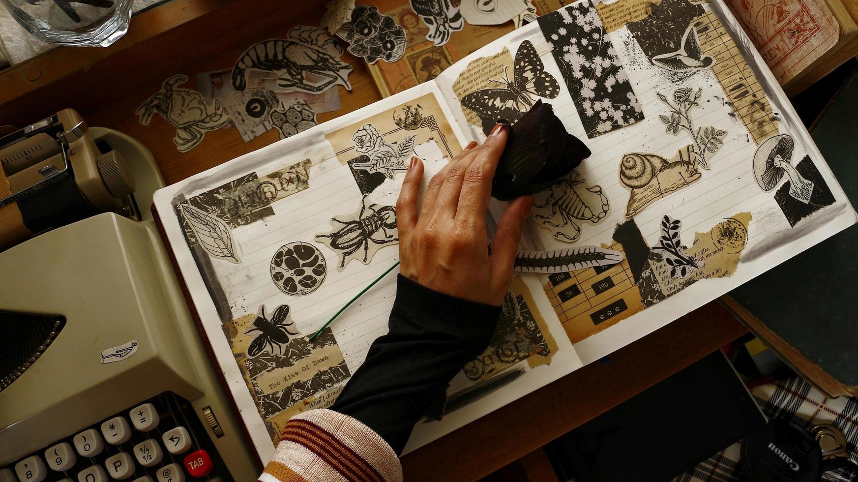 cadre de bureau vintage avec vieux livres et machine à écrire photo