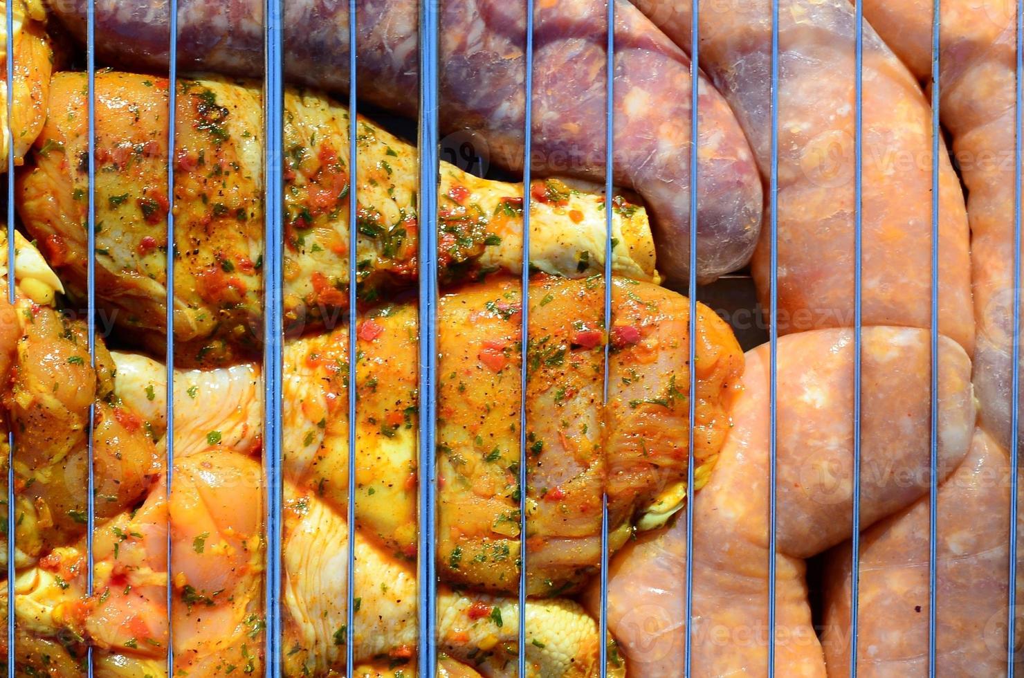 cuisses de poulet marinées sur un barbecue au charbon de bois photo