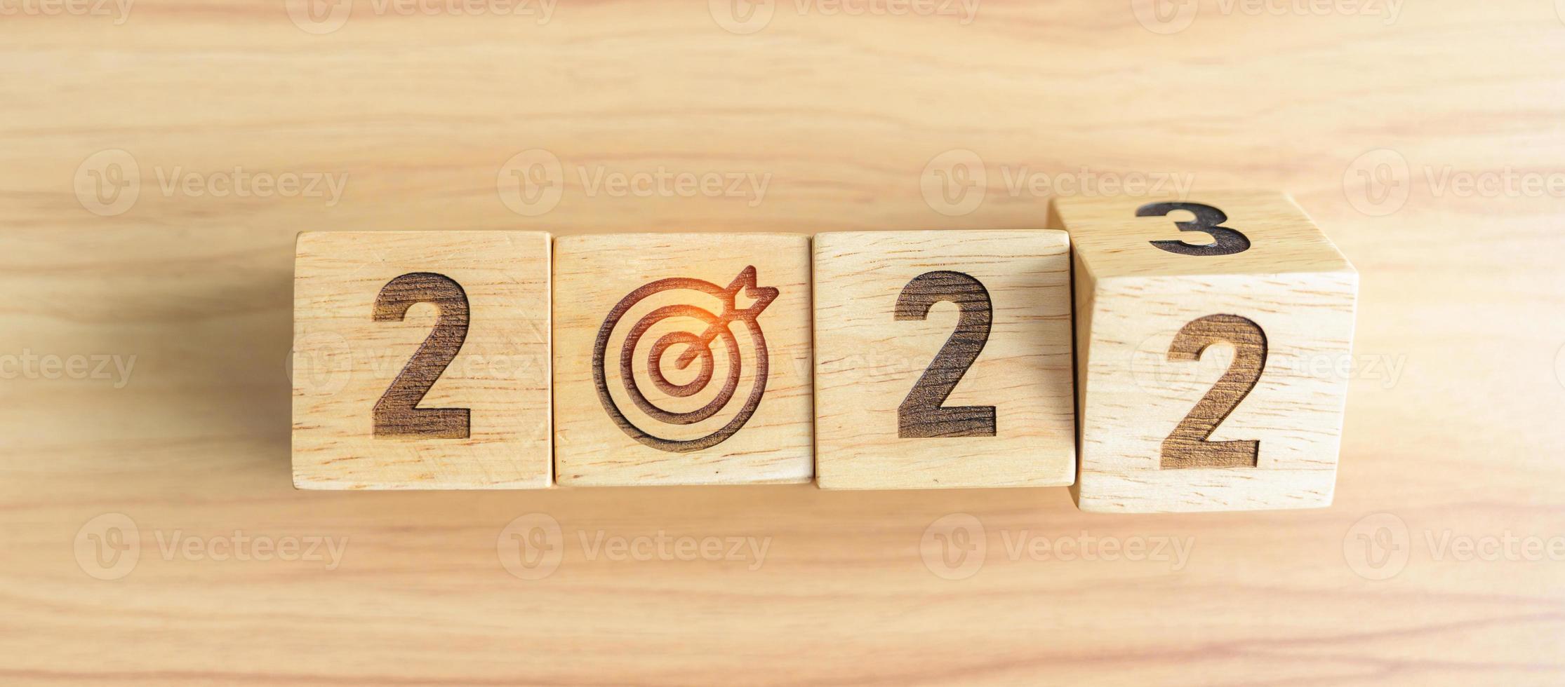 2022 passe au bloc de l'année 2023 avec l'icône du jeu de fléchettes. objectif, cible, résolution, stratégie, plan, action, mission, motivation et concepts de début de nouvelle année photo