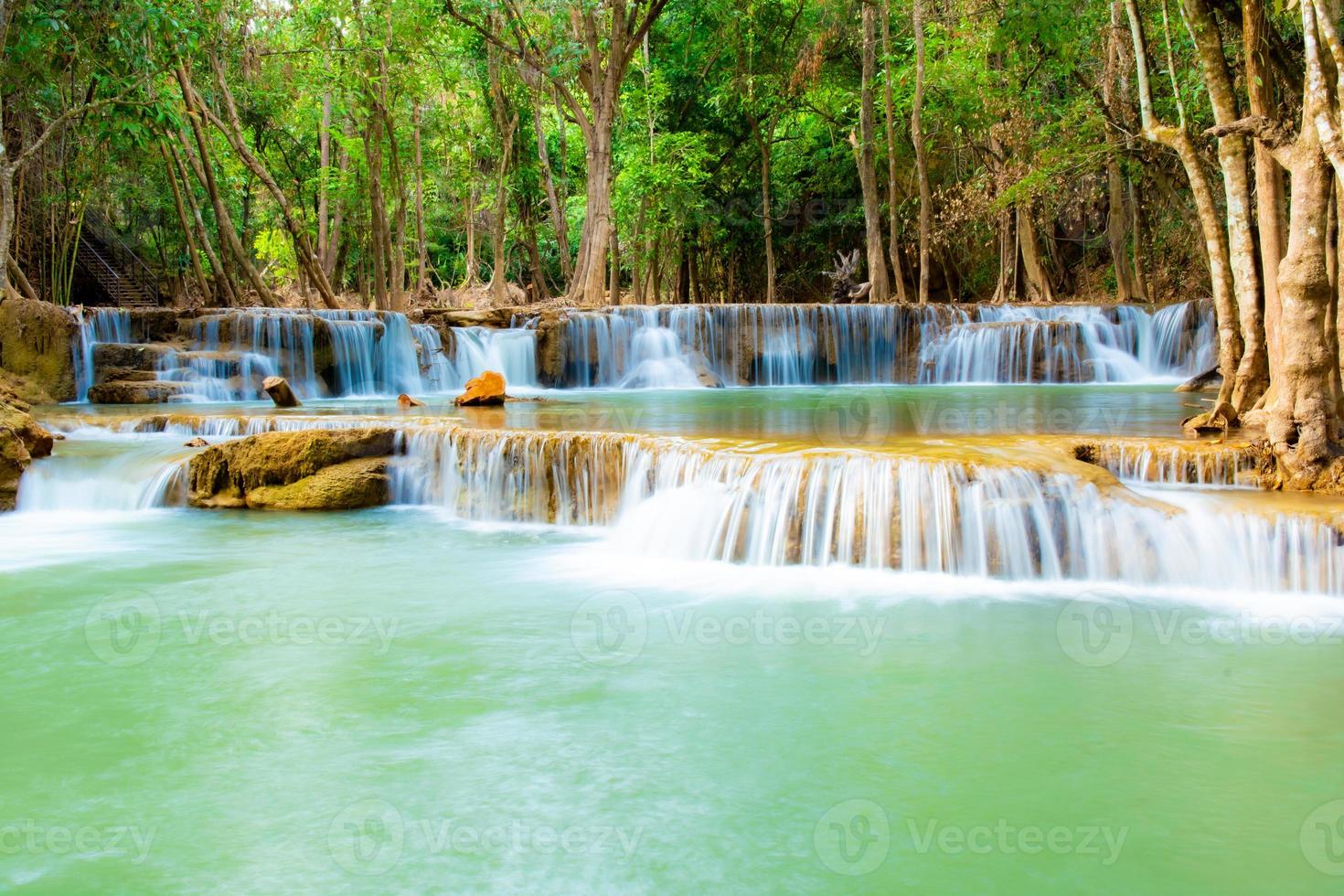 incroyable cascade colorée dans la forêt du parc national au printemps, belle forêt profonde en thaïlande, longue exposition technique, pendant les vacances et les moments de détente. photo