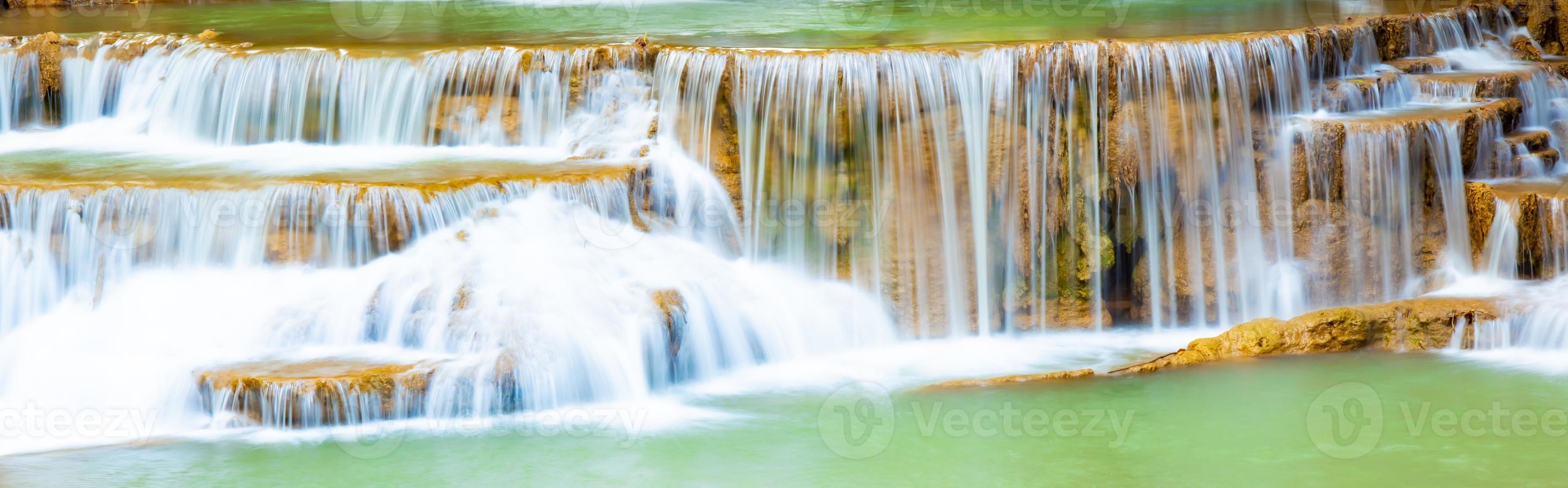 incroyable cascade colorée dans la forêt du parc national au printemps, belle forêt profonde en thaïlande, longue exposition technique, pendant les vacances et les moments de détente. photo