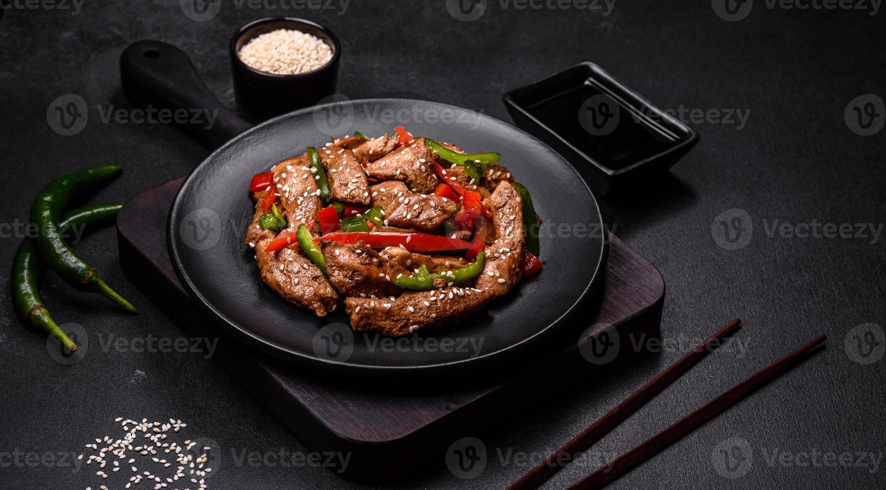 délicieuse viande teriyaki asiatique aux poivrons rouges et verts photo