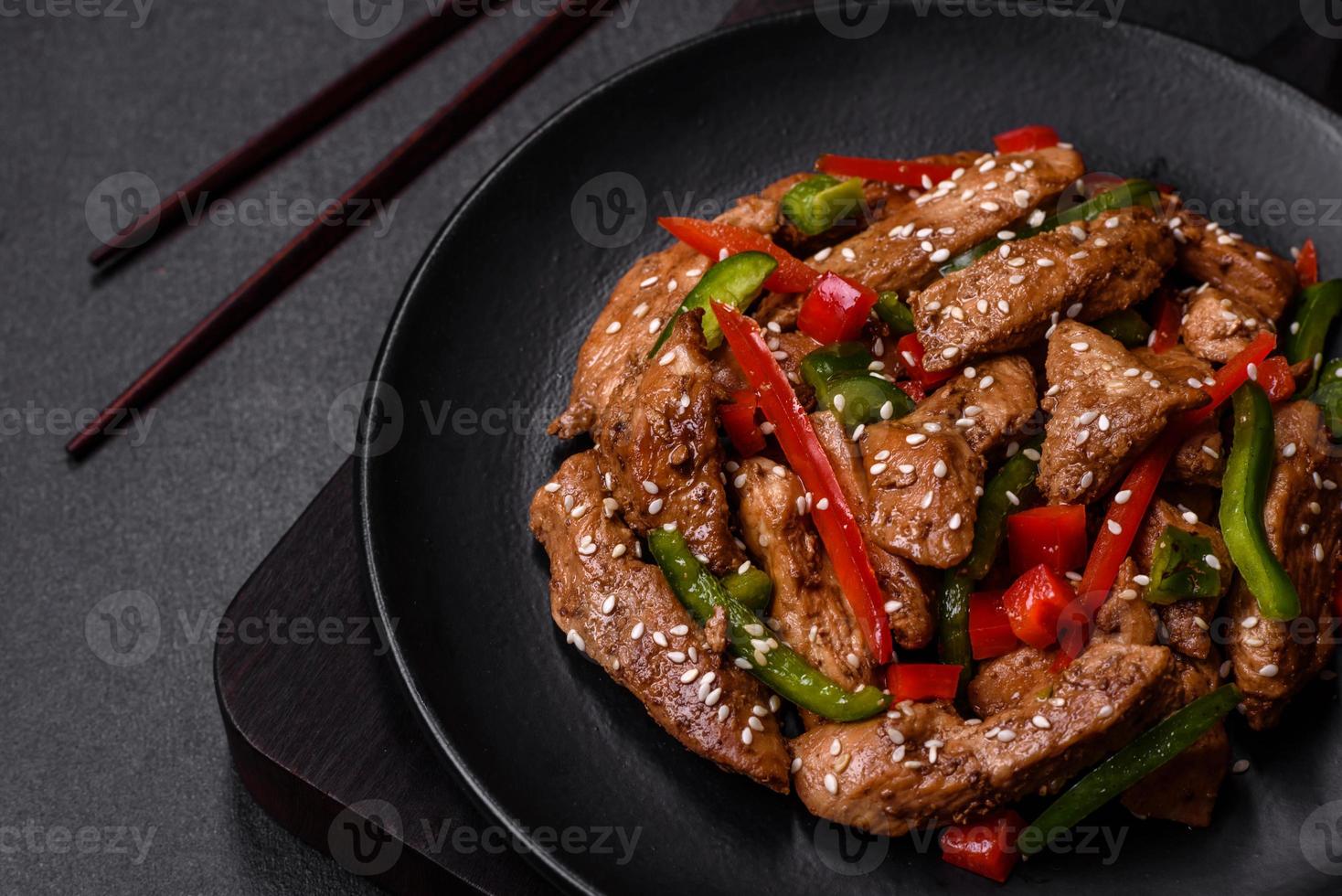 délicieuse viande teriyaki asiatique aux poivrons rouges et verts photo